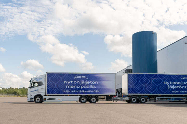 Kuvassa Storemen Logisticsin sähköinen täysperävaunurekka, jossa kumppani Hartwallin teippaukset.